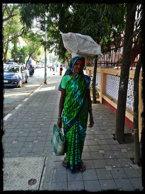 Kvinna med grönblå sari L