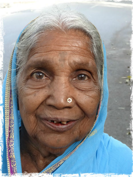 Äldre kvinna i turkos sari L